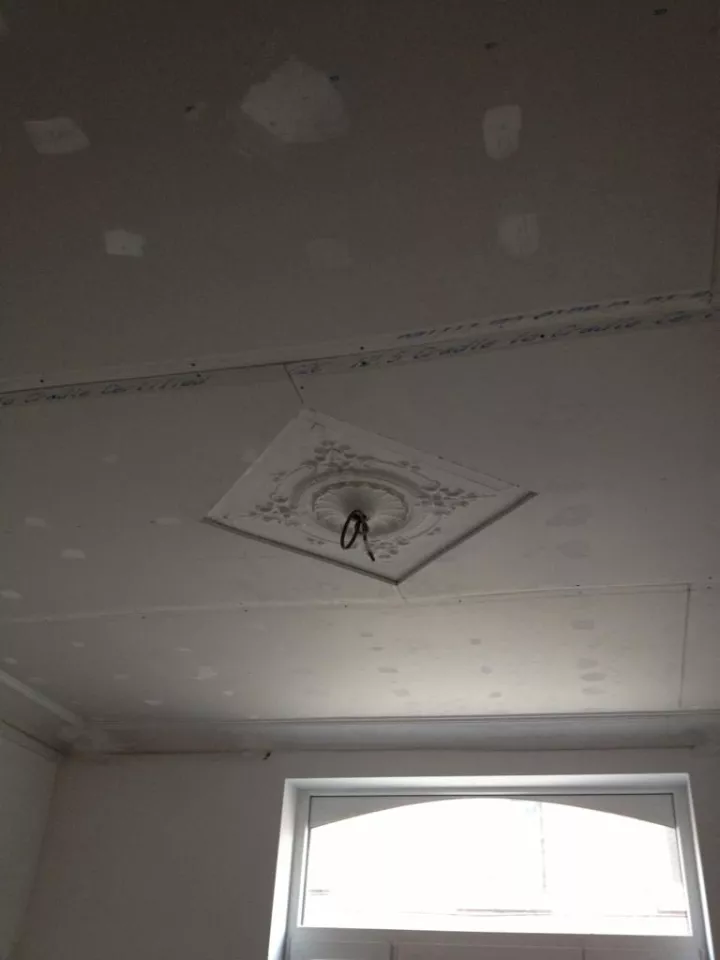 Réparation en Gyproc et mise en peinture d’un vieux plafond mouluré.