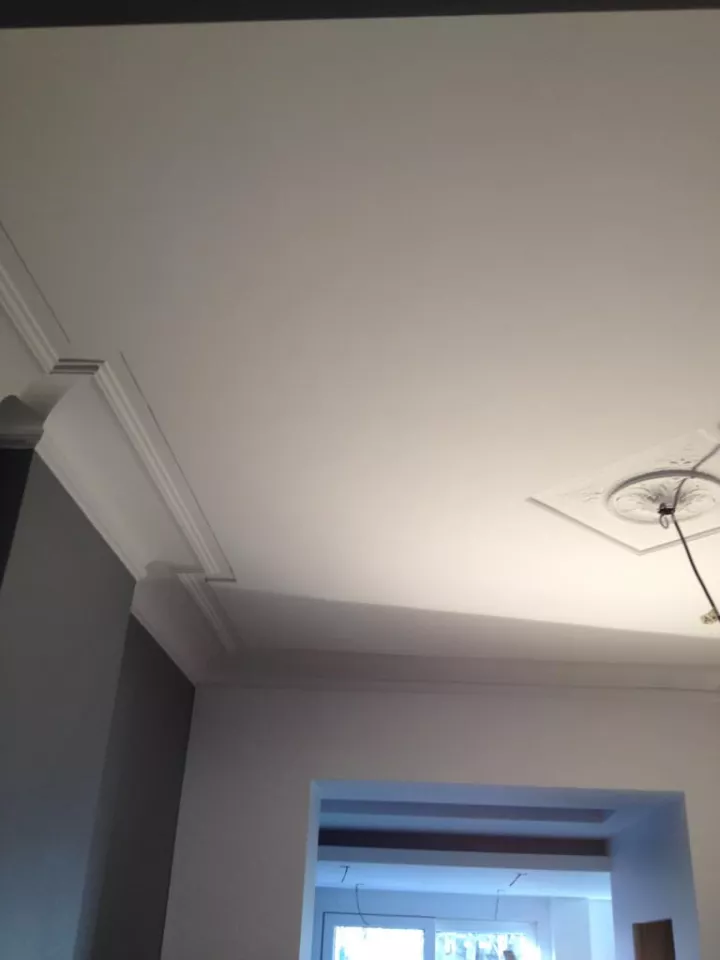 Réparation en Gyproc et mise en peinture d’un vieux plafond mouluré.