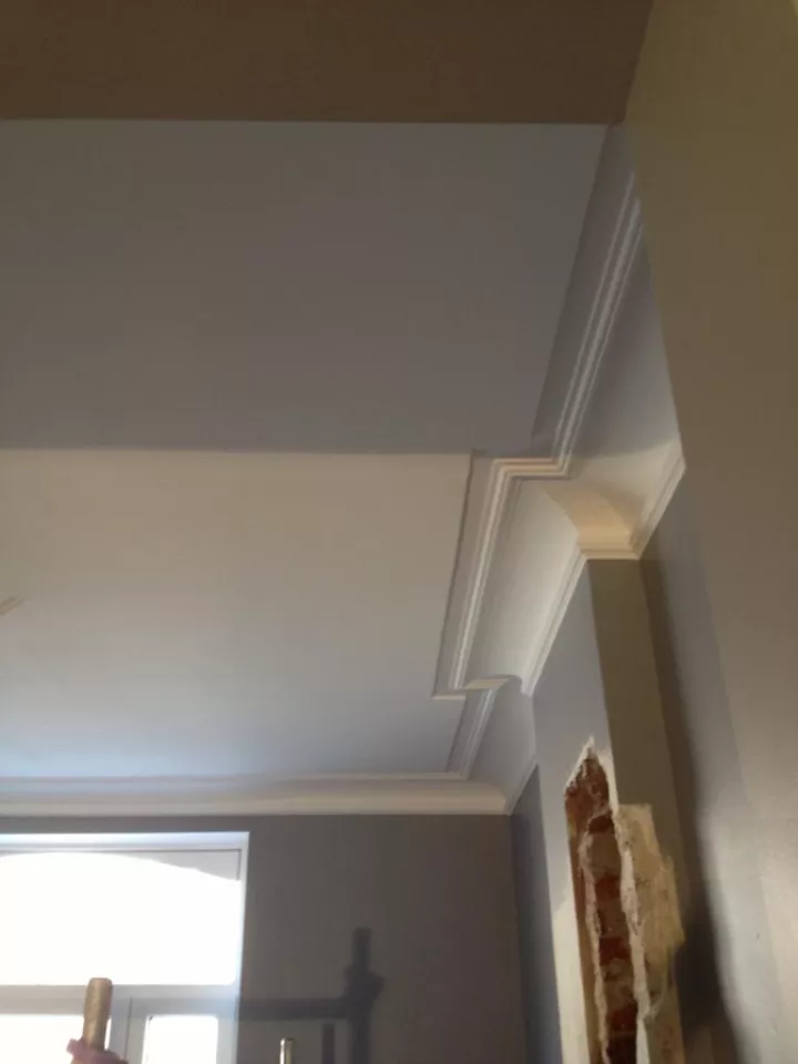 Réparation en Gyproc et mise en peinture d’un vieux plafond mouluré.