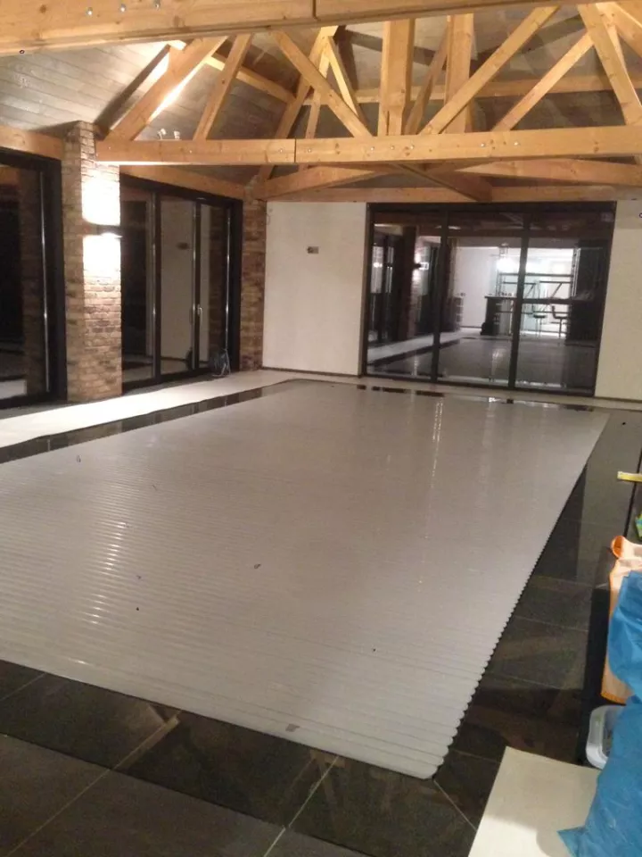 Mise en vernis d’une charpente au dessus d’une piscine intérieur à Avin