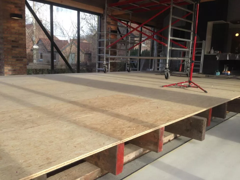 Mise en vernis d’une charpente au dessus d’une piscine intérieur à Avin