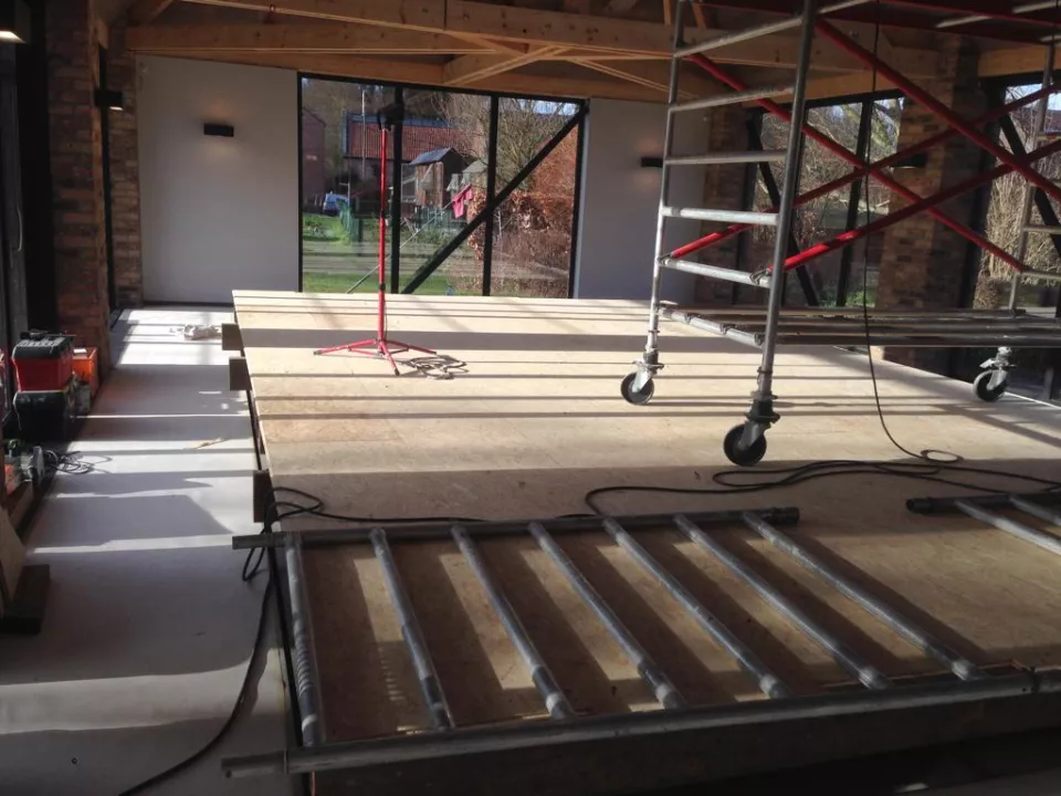 Mise en vernis d’une charpente au dessus d’une piscine intérieur à Avin